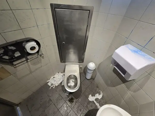 emberi ürülék takarítása